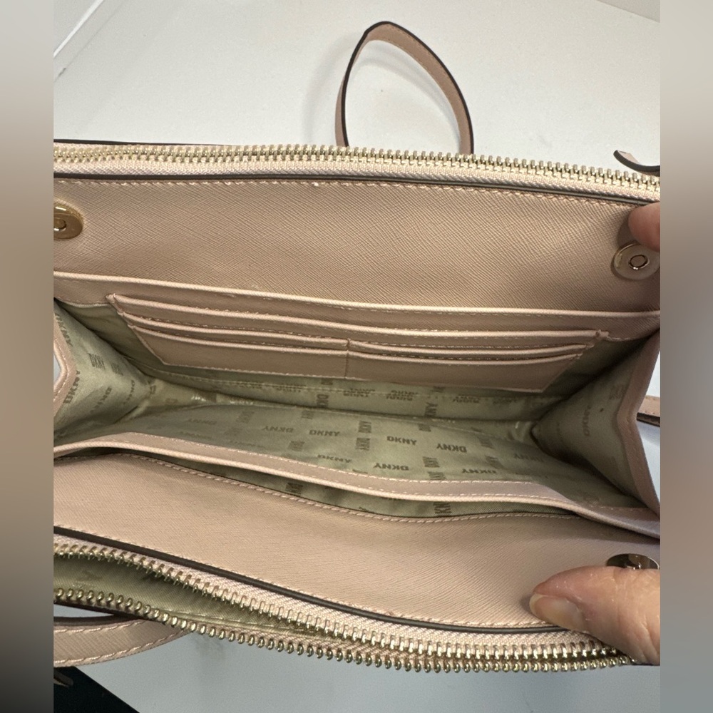 ☘️#119 DKNY EUC Bryant Park Top Zip Pink Crossbody Bag - Picture 11 of 15